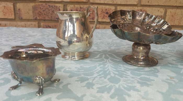A COLLECTION OF VINTAGE AND ANTIQUE UTENSILS