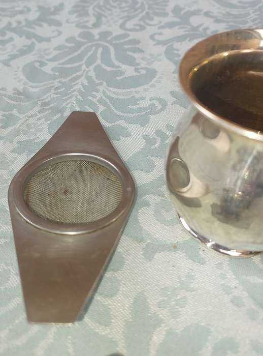 A COLLECTION OF VINTAGE AND ANTIQUE UTENSILS