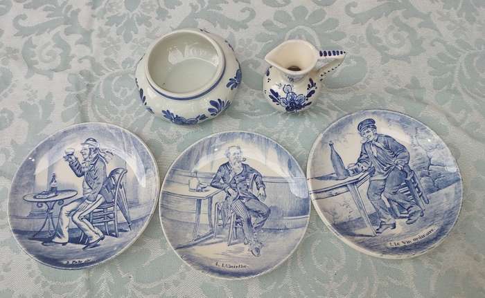 A COLLECTION OF DELF PLAQUES AND SMALL MEMEROBLIA MINIATURE FIGURINES