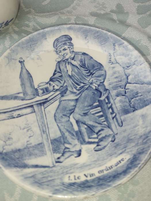 A COLLECTION OF DELF PLAQUES AND SMALL MEMEROBLIA MINIATURE FIGURINES