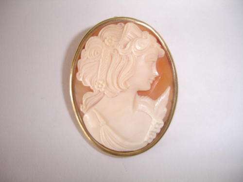 VINTAGE CAMEO BROOCH/PENDANT