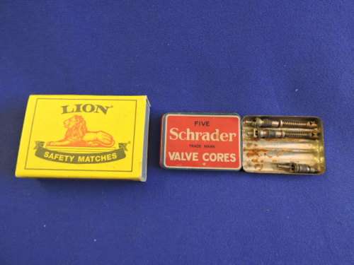 Vintage SCHRADER VALVE CORES Tin Blik
