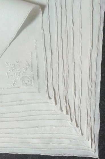 Eleven vintage linen Italian dinner napkins /serviettes