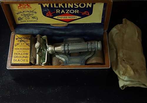 VINTAGE WILKINSON RAZOR SET WITH ORIGINAL BLADES AND POUCH