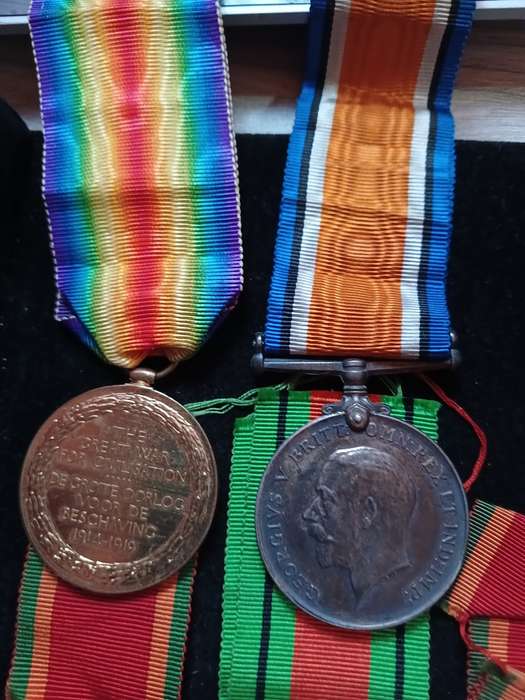 8 X WW1 AND WW2 MEDALS FOR 3 X HARDING FAMILY MEMBERS WITH DISCHARGE , MEDAL & BAPTISM CERTIFICATES