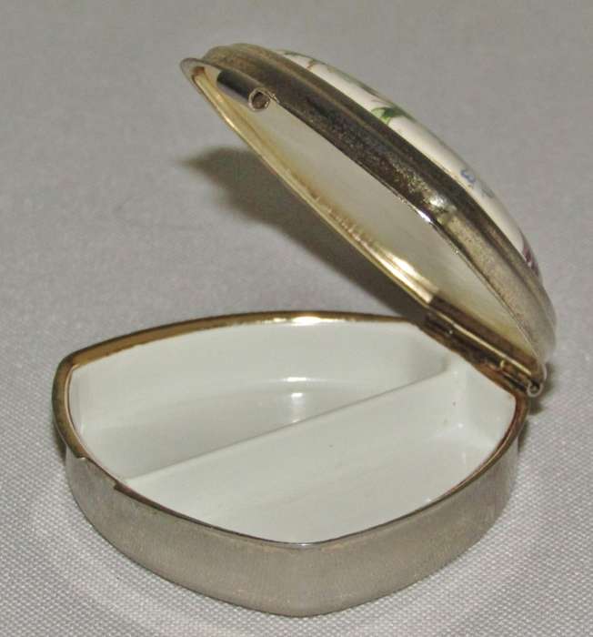 Vintage gilt metal pill box with bouquet decoration on ceramic - Made in Japan