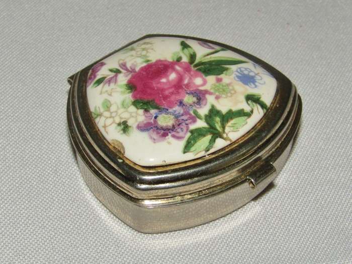 Vintage gilt metal pill box with bouquet decoration on ceramic - Made in Japan
