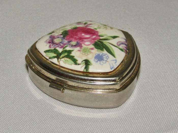 Vintage gilt metal pill box with bouquet decoration on ceramic - Made in Japan