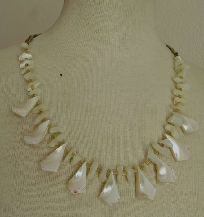 Vintage gold tone and genuine mother of pearl and glass bead necklace