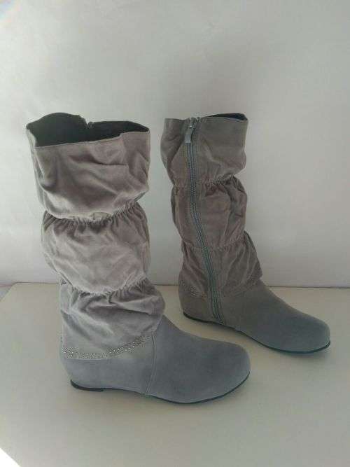 LOVELY LADIES GREY BOOTS.