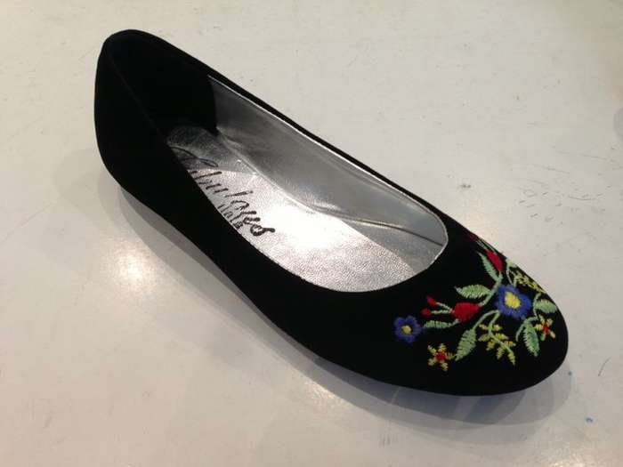 BLACK FLOWER EMBROIDERED FABULOUS STUNNING PUMP SIZE 5