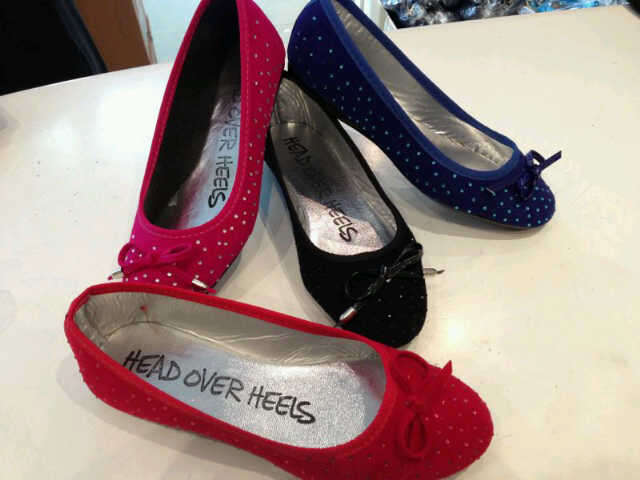 LADIES HEAD OVER HEELS PUMP WITH STONES & BOW- SIZE 5- BLACK