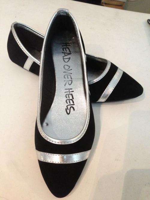 LADIES HEAD OVER HEELS PUMP WITH SILVER EDGING- SIZE 4 - BLACK