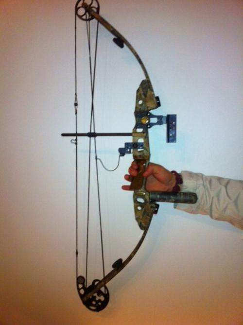 Matthews FX Compound Hunting Bow, AS NEW, complete with bag, 8 x arrows & trigger