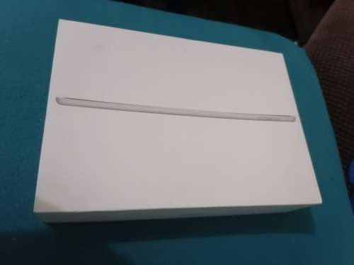 IPad 5th Generation 2017 model wifi 32GB clean like new