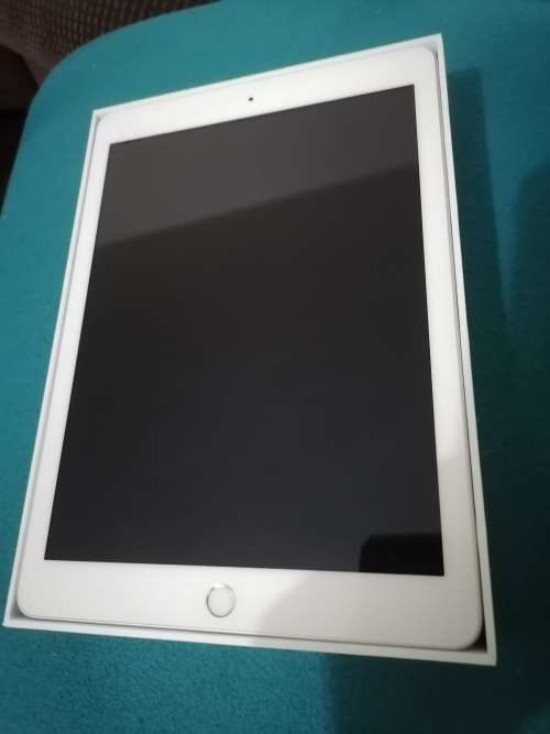 IPad 5th Generation 2017 model wifi 32GB clean like new