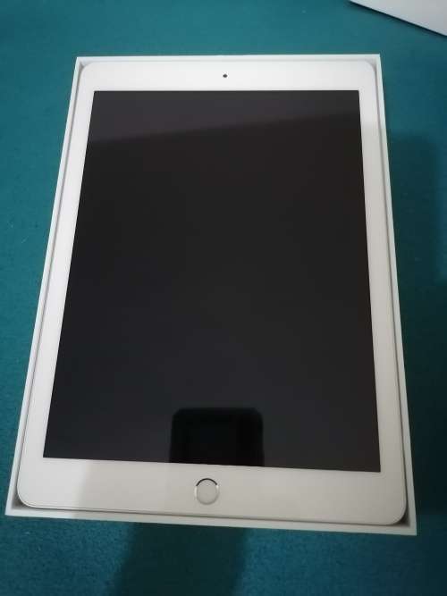 IPad 5th Generation 2017 model wifi 32GB clean like new