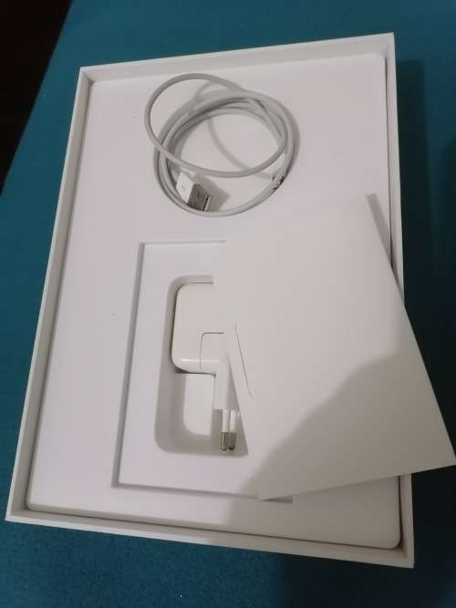IPad 5th Generation 2017 model wifi 32GB clean like new
