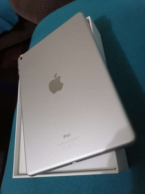 IPad 5th Generation 2017 model wifi 32GB clean like new