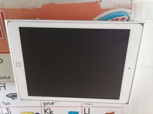 IPad 5th Generation 2017 model wifi 32GB clean like new