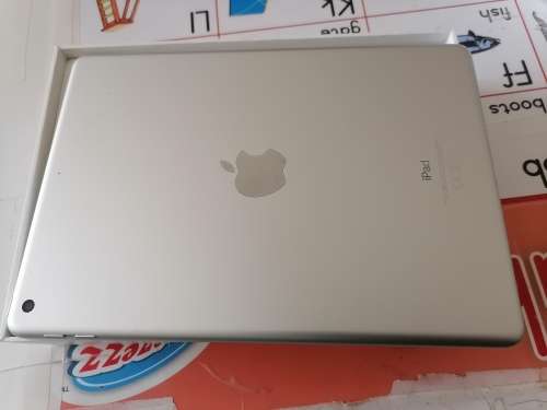 IPad 5th Generation 2017 model wifi 32GB clean like new