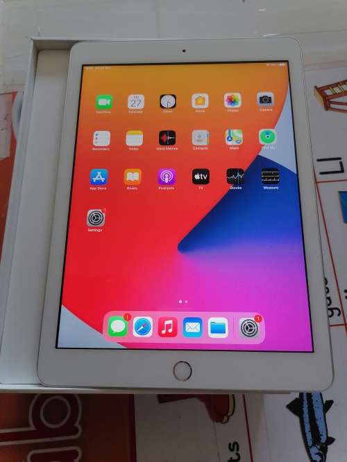 IPad 5th Generation 2017 model wifi 32GB clean like new