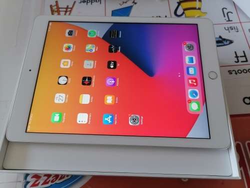 IPad 5th Generation 2017 model wifi 32GB clean like new