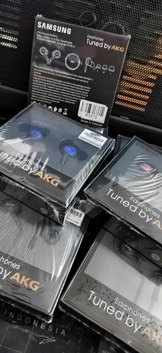 AKG Headset Earphones Type C - Colour BLACK