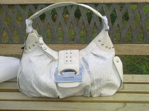 STUNNING WHITE GUESS HANDBAG