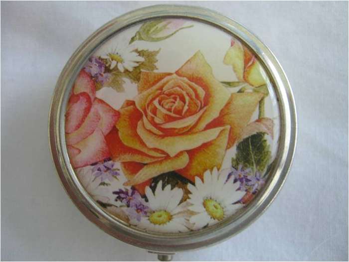 VERY CUTE 3 COMPARTMENTS PILL BOX - LID HAS ROSE DESIGN