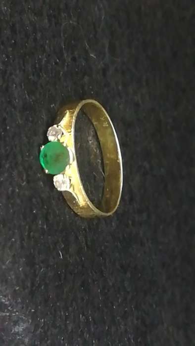 18ct gold ring with diamonds and emerald 3g