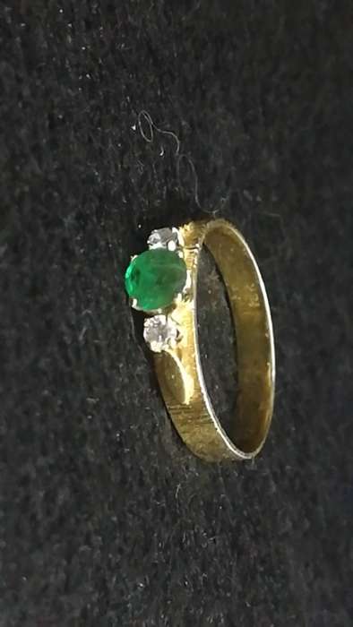 18ct gold ring with diamonds and emerald 3g