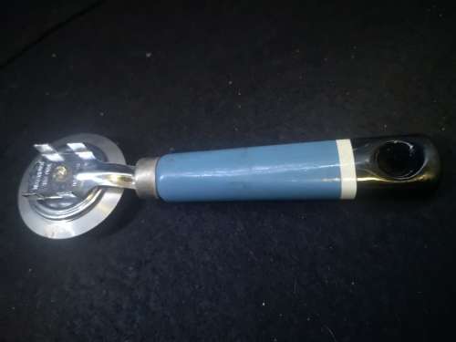 Kitchen tool - dough cutter - Nutbrown