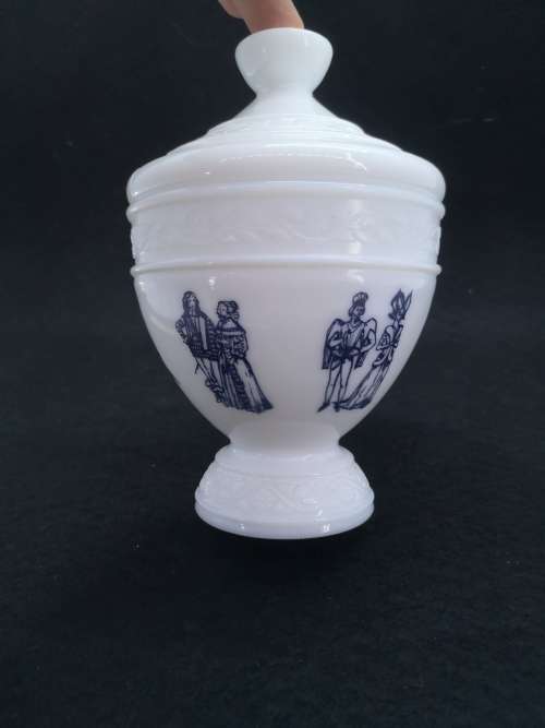 Milk glass container with lid