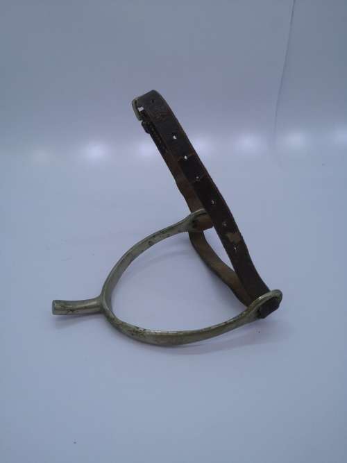 Stirrup/Spur with leather fastener