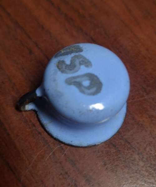 Very old 2cm high 1 teaspoon measurement enamel cup for medicine