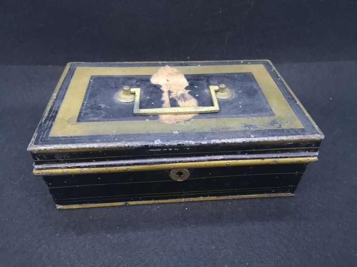 Vintage black cash box - no key - removable insert