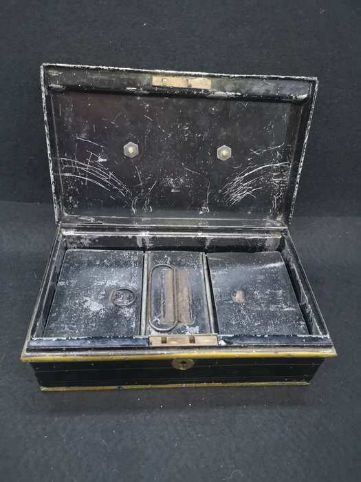 Vintage black cash box - no key - removable insert