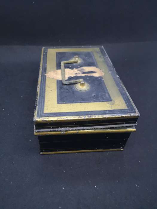 Vintage black cash box - no key - removable insert