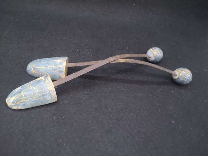 Old shoe carriers