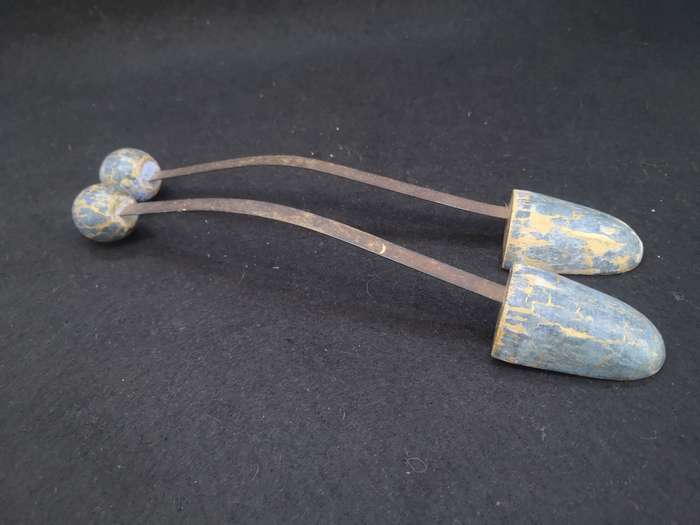Old shoe carriers