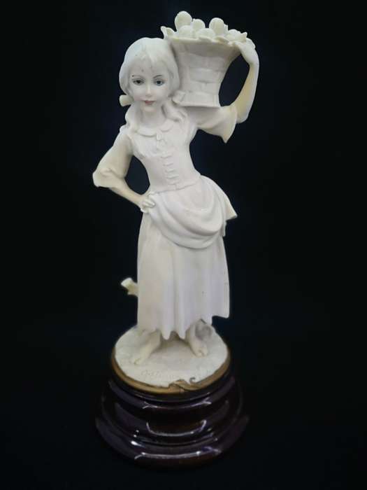 Vintage Florence sculpture D`arte by Guiseppe Armani 1982 - Girl with fruit