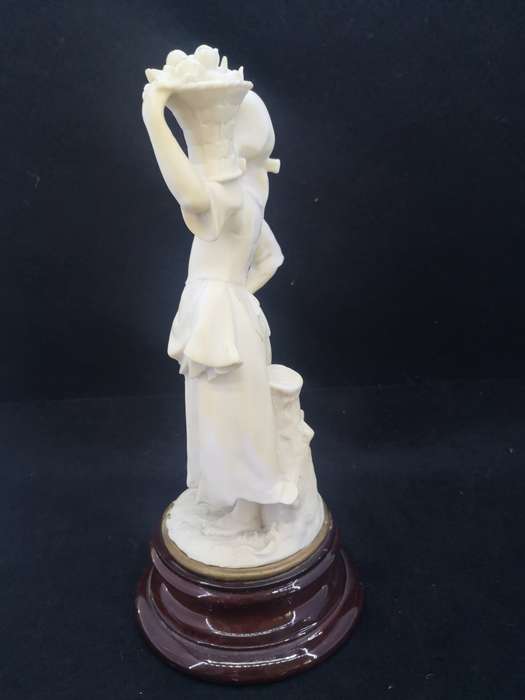 Vintage Florence sculpture D`arte by Guiseppe Armani 1982 - Girl with fruit