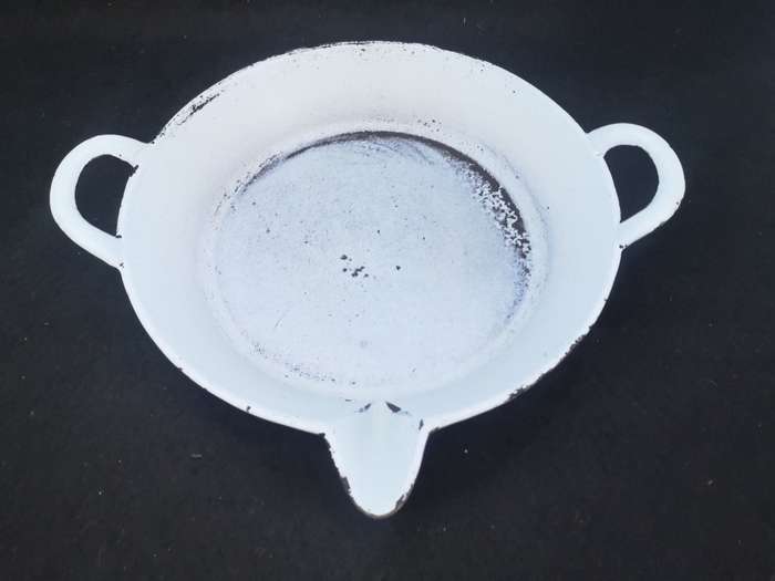 Heavy cast iron pan with spout