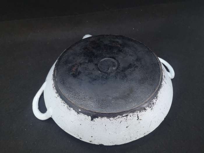 Heavy cast iron pan with spout