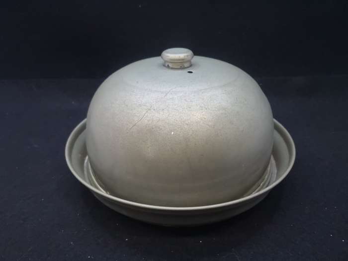 Dome with bottom plate for serving food
