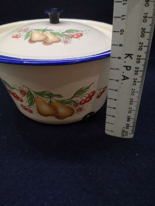 Vintage enamel bowl with lid