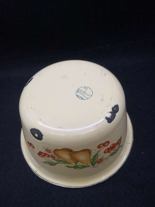 Vintage enamel bowl with lid