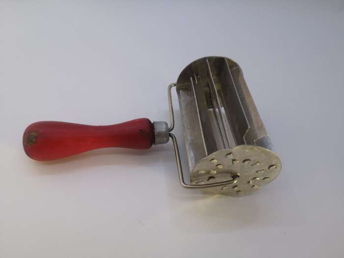 Koeksuster cutter red wooden handle