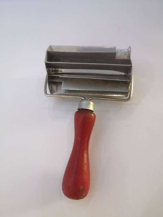 Koeksuster cutter red wooden handle